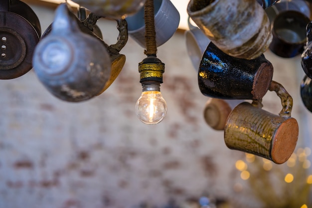 Ampoule ronde au plafond avec tasse