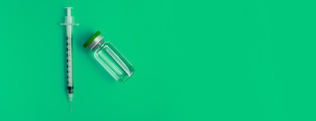 Ampoule de seringue avec médicament sur fond de panorama vert