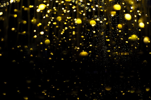 Ampoule suspendue à un lustre, éclairant un magnifique petit bokeh en or jaune