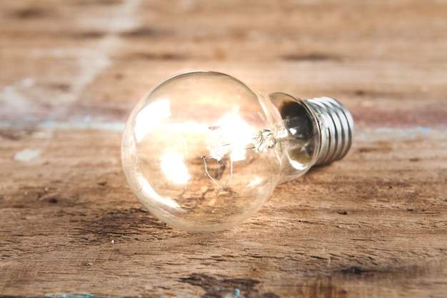 Ampoule sur une table en bois