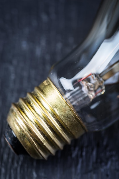 Ampoule de tungstène sur une table en bois noire