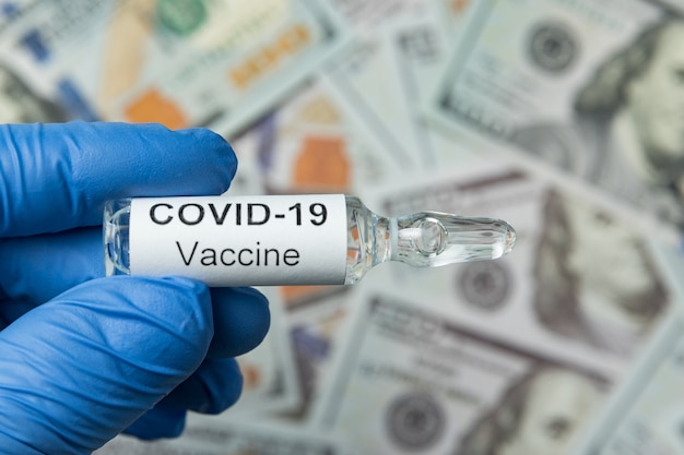 Ampoule avec un vaccin de COVID-19 dans la main. Fermer. Concept de lutte contre la pandémie