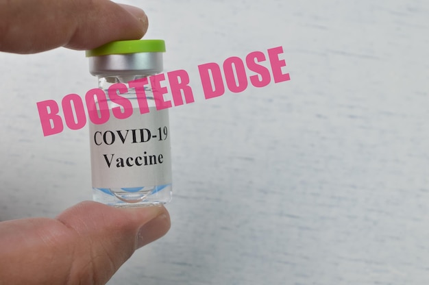 Ampoule de vaccin Covid19 avec texte BOOSTER DOSE