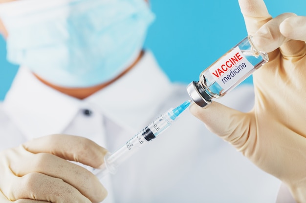 Ampoule de vaccin entre les mains d'un médecin chercheur