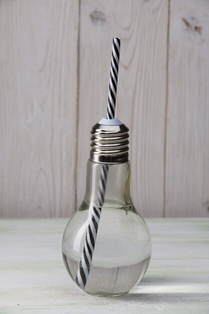 ampoule verre d'eau sur la table