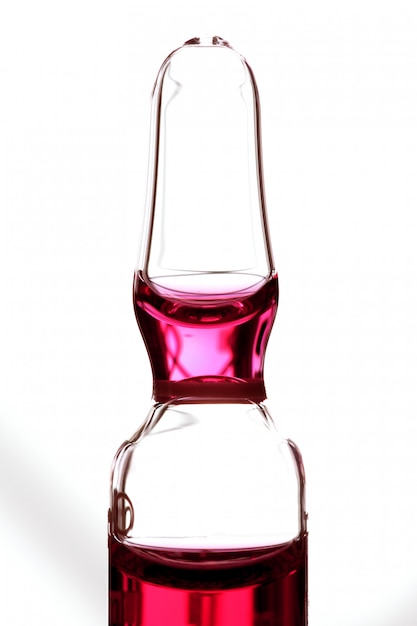 Ampoule en verre avec médicament liquide rouge