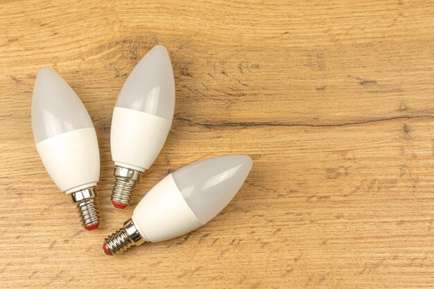 Ampoules LED à économie d'énergie et écologiques sur fond de table en bois