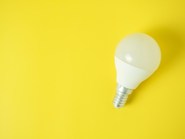 Ampoules LED sur fond jaune Ampoules à économie d'énergie et respectueuses de l'environnement