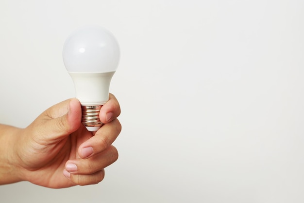 Les ampoules LED peuvent vous faire économiser presque le double de votre facture d'électricité