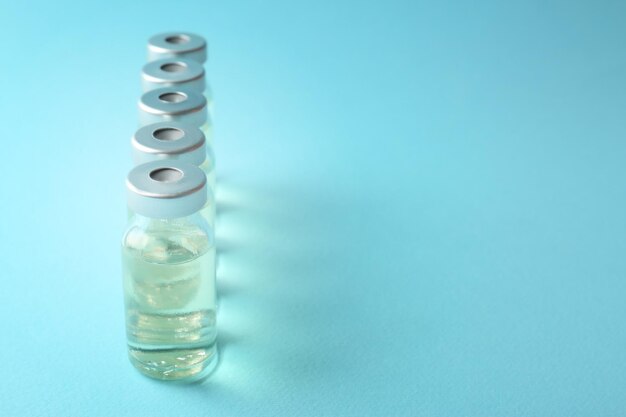 Ampoules médicales sur fond de couleur Concept de vaccination