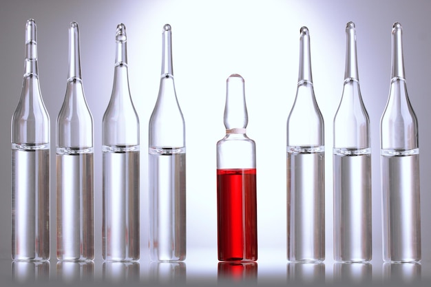 Ampoules médicales sur fond gris