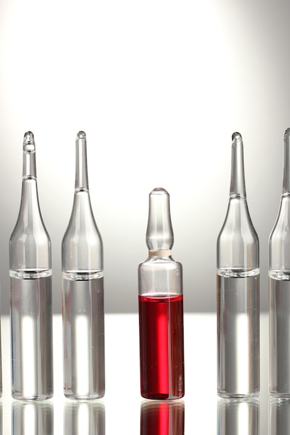 Photo ampoules médicales sur fond gris