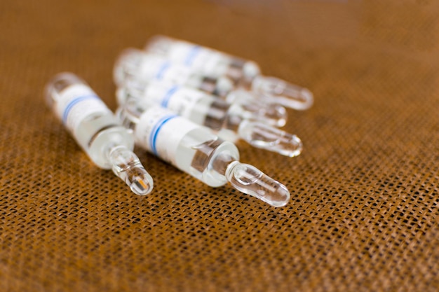 Ampoules médicales sur fond marron