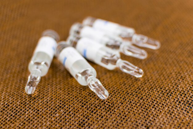 Ampoules médicales sur fond marron