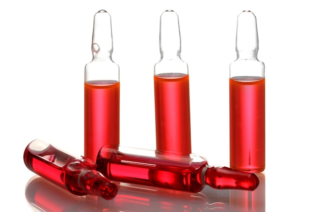 Ampoules médicales avec liquide rouge isolé sur blanc