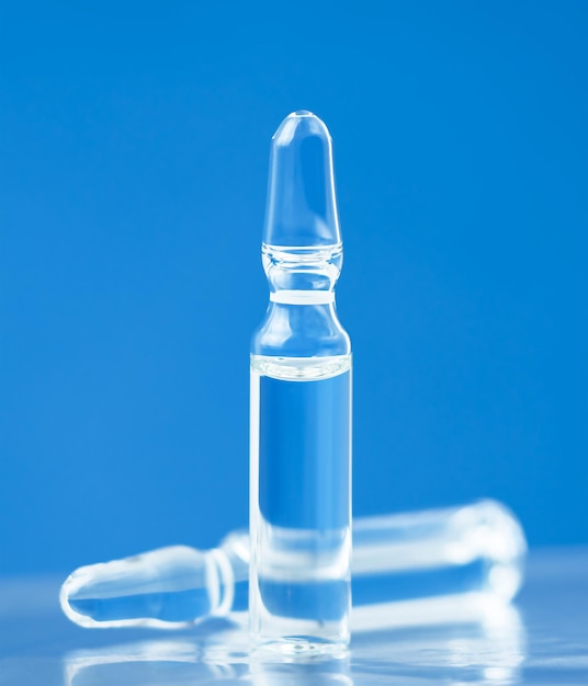 Ampoules médicales pour injection sur fond bleu