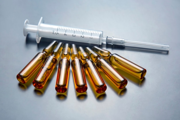 Ampoules médicales pour injection et seringue. médicaments et traitement des maladies.