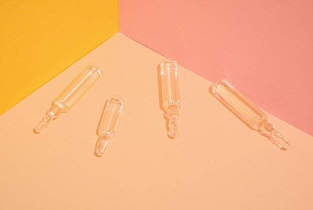 Ampoules de verre avec diverses solutions Emballage avec des médicaments