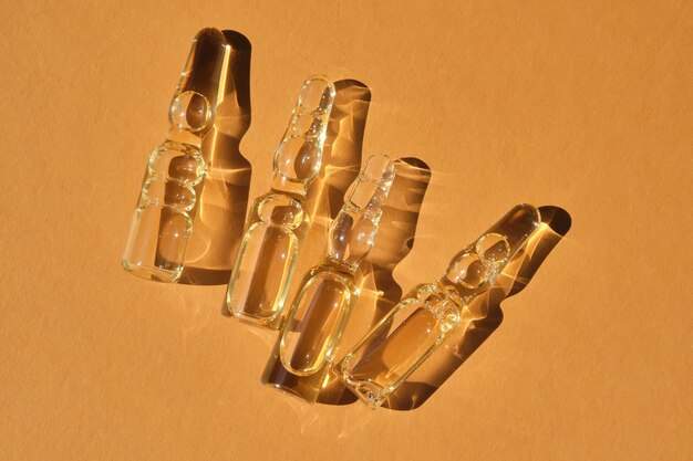 Photo ampoules de verre sur un fond orange beige