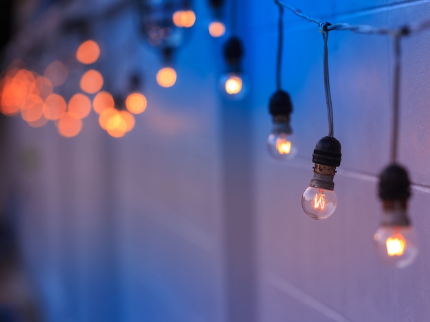 Ampoules Vintage suspendus sur le mur
