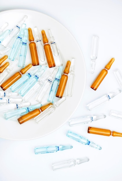 ampoules vitales transparentes vitamine sur une plaque