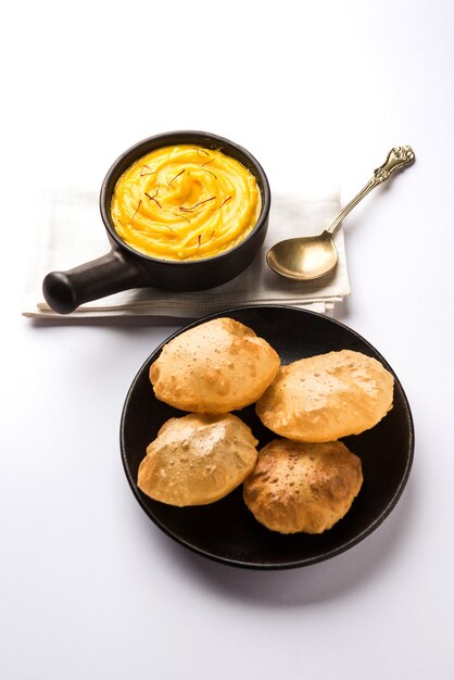 Amrakhand OU Mango Shrikhand avec puri ou Poori