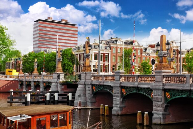 Amsterdam avec canal au centre-ville, Hollande.