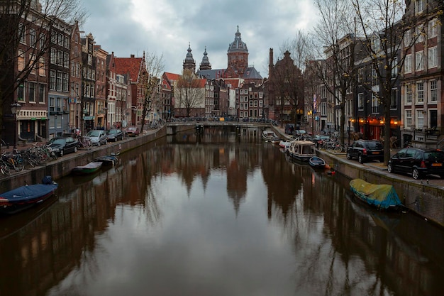 Amsterdam est la capitale et la plus grande ville des Pays-Bas