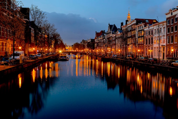 Amsterdam est la capitale et la plus grande ville des Pays-Bas