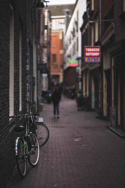 Amsterdam Pays-Bas janvier 2020 UN vélo est garé dans une rue de la ville au bord de la rivière