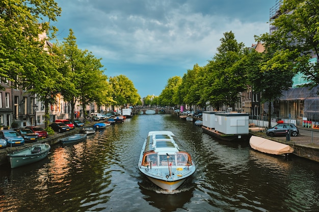 Amsterdam vue canal avec pont boad et vieilles maisons