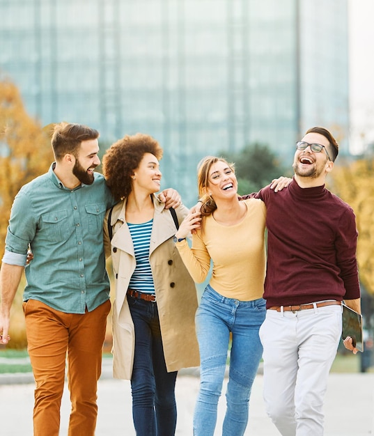 amusant ami jeunesse jeune groupe femme style de vie amitié étudiant heureux en plein air ensemble joyeux bonheur éducation été souriant homme fille démarrage entreprise