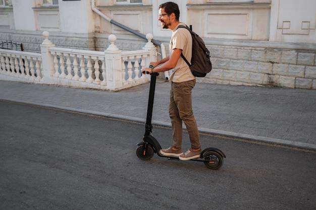 Amusant à conduire un scooter électrique à travers la ville