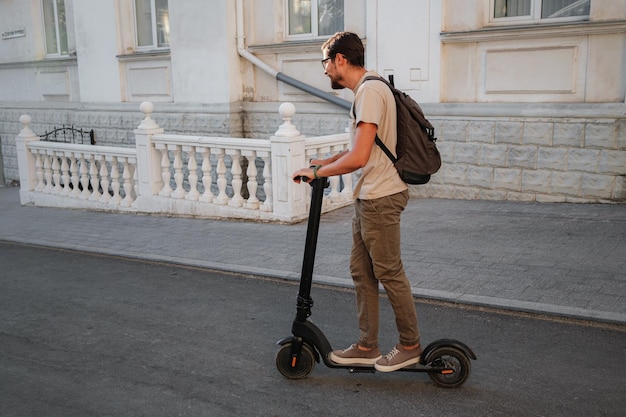 Amusant à conduire un scooter électrique à travers la ville