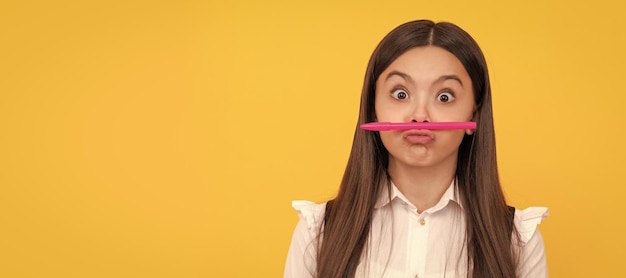 Amusant à l'école Drôle de fille tenir un stylo comme moustache Éducation scolaire Backtoschool Bannière d'étudiante écolière Portrait d'élève d'écolier avec espace de copie