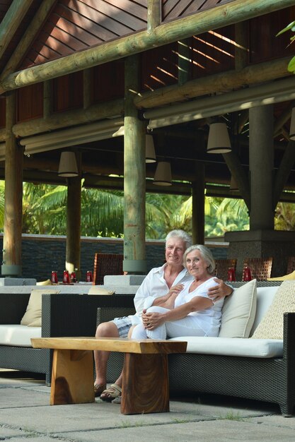 Amusant heureux vieux couple souriant à la table du café