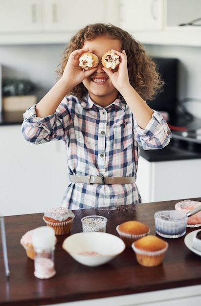 Amusant et rire Photo d'une petite fille espiègle s'amusant en cuisinant dans la cuisine à la maison