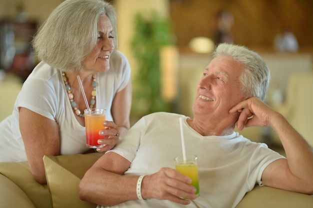 Amusant vieux couple en vacances à boire un cocktail