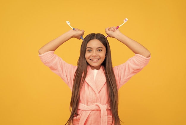 Amusante adolescente tenir la routine matinale du bonheur de l'enfance brosse à dents