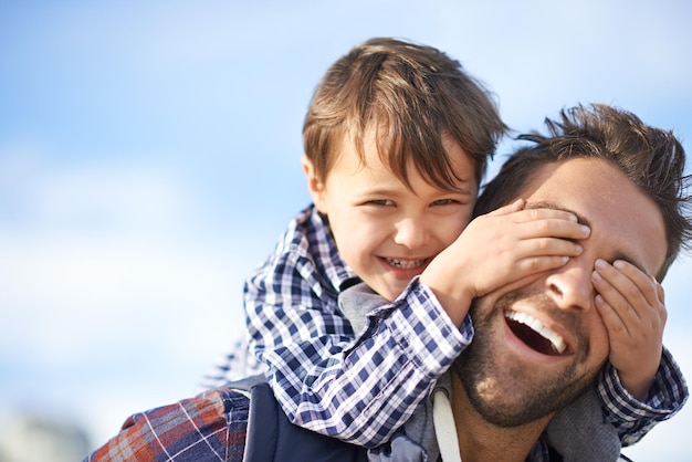 Amusez-vous avec papa Shjot d'un père et d'un fils profitant d'une journée à l'extérieur