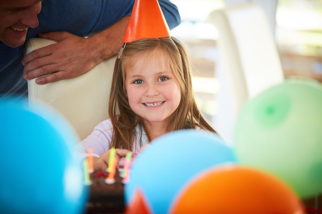 Un an de plus et plus mignon aussi Portrait d'une petite fille heureuse profitant d'une fête d'anniversaire à la maison