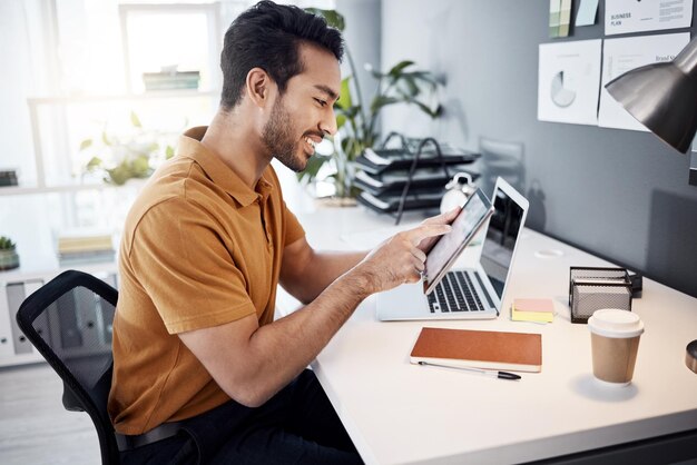 Analyse de bureau d'affaires de saisie de tablette et homme heureux lisant un article sur un blog de médias en ligne ou une revue de réseau social Édition d'un éditeur masculin et d'un journaliste travaillant sur des publications de contenu Web ou des commentaires par e-mail