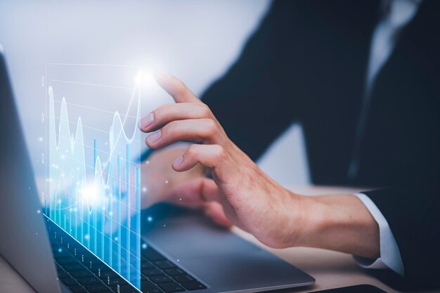 Analyse commerciale et concept financier, Plans pour augmenter la croissance de l'entreprise et une augmentation, Concepts d'analyse des tendances technologiques et commerciales, avec des graphiques commerciaux sortant sur l'ordinateur portable.