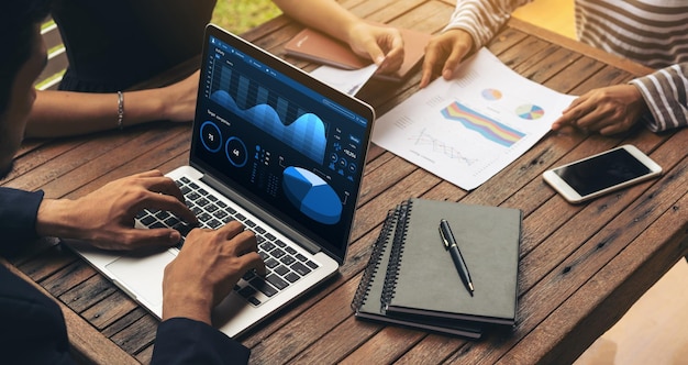 Analyse du tableau de bord des données d'entreprise par un logiciel informatique ingénieux