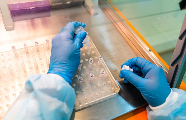 Analyse spéciale en laboratoire Assistant en gants recevant des résultats biologiques