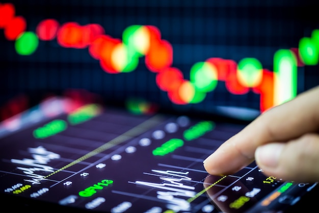 Analyse des stocks avec tablette numérique et pointage à la main