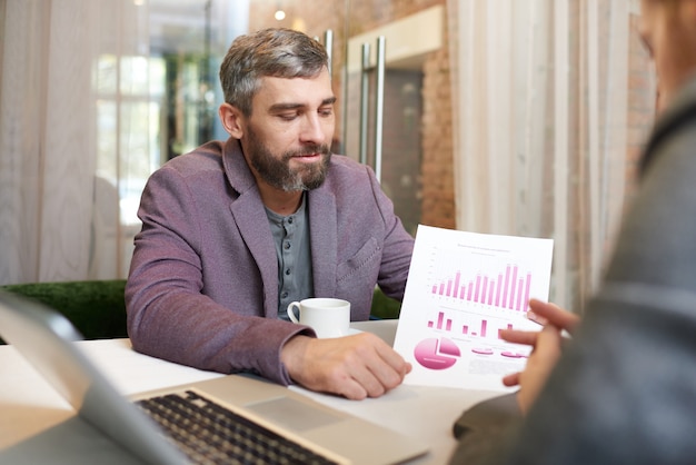 Photo analyser les données financières avec un collègue