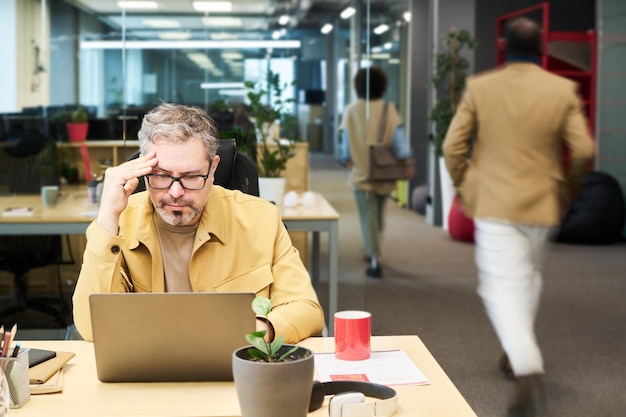 Analyste ou gestionnaire sérieux analysant les données en ligne par lieu de travail