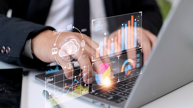 Un analyste travaillant avec Business Analytics et Data Management System sur ordinateur établit un rapport avec des indicateurs de performance clés et des mesures connectés à la base de données Stratégie d'entreprise pour les opérations financières ventes marketing