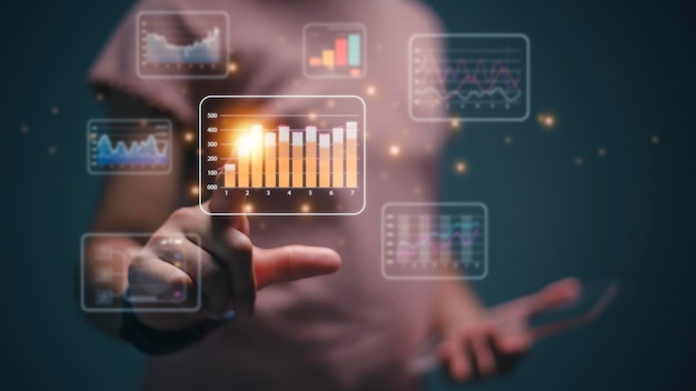 Analyste travaillant dans le système d'analyse d'affaires et de gestion des données pour faire des rapports avec des indicateurs de performance clés et des mesures reliées à la base de données Stratégie d'entreprise pour les opérations financières Marketing des ventes